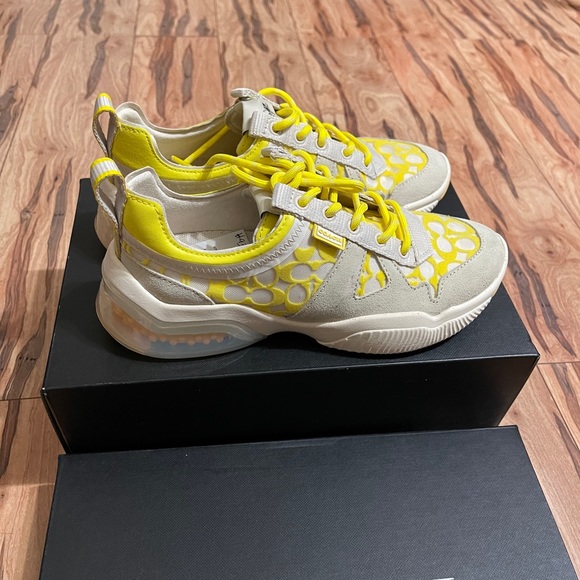 Coach - Picture 2 of 4